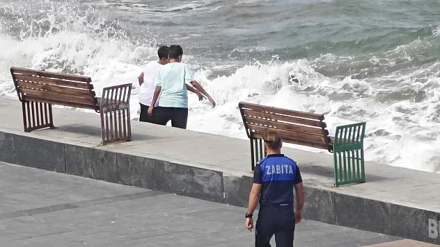 Samsun'da çocukların dalgalarla tehlikeli oyunu zabıtanın uyarısıyla bitti