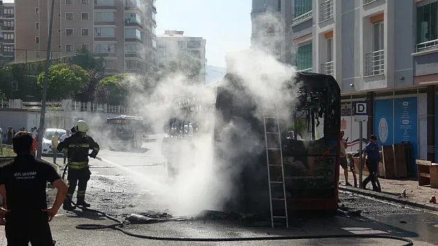 Samsun'da Dehşet Anları! Seyir Halindeki Belediye Otobüsü Alev Alev Yandı
