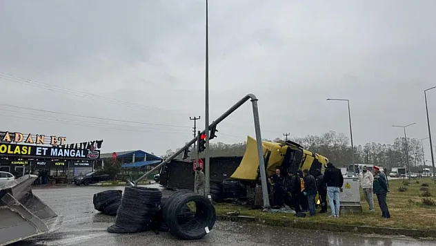 Samsun'da demir yüklü tır devrildi