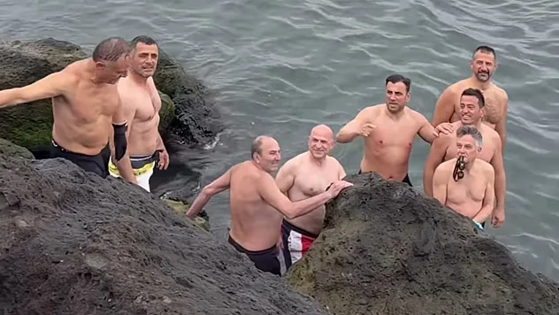 Samsun'da deniz sezonu erken açıldı: Vatandaşlar Doğu Park sahilinde suya girdi