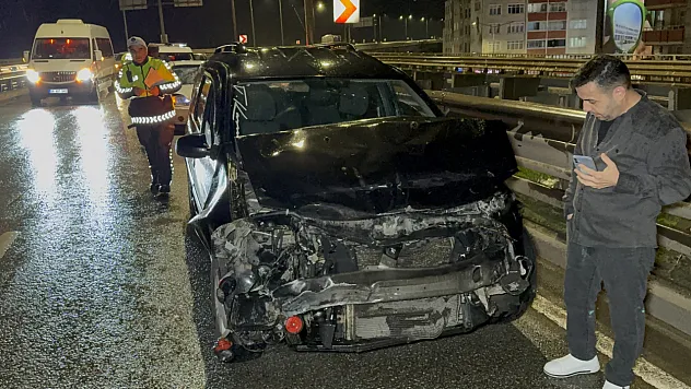 Samsun'da düğüne giden otomobil bariyere çarptı 1 yaralı
