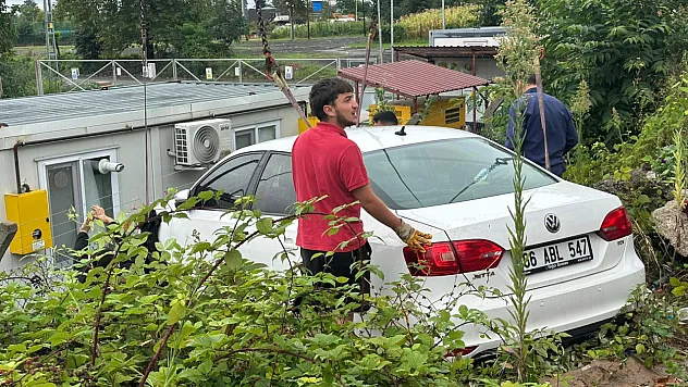 Samsun'da el freni çekilmeyen otomobil doğal gaz tesislerine girdi