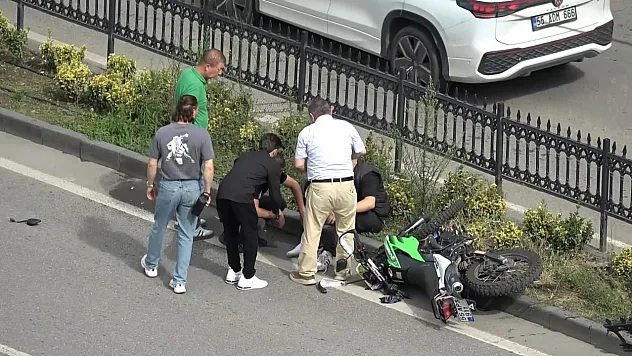 Samsun'da feci kaza kamerada: Motosikletli refüjü aşıp karşı şeride uçtu