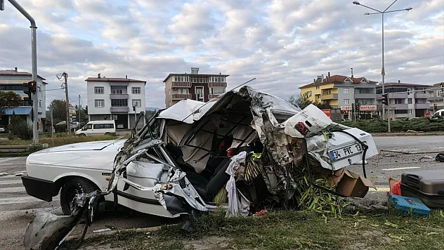 Samsun'da feci kaza : otomobil hurdaya döndü