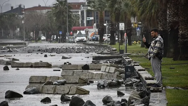 Samsun'da fırtınanın bilançosu ağır! Beton bariyerler kağıt gibi dağıldı!