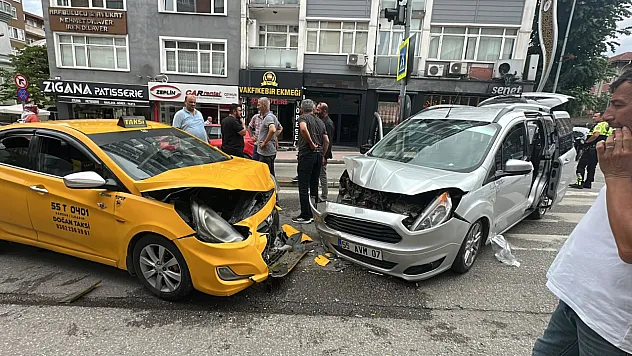 Samsun'da hafif ticari araç taksiyle kafa kafaya çarpıştı: 2 yaralı