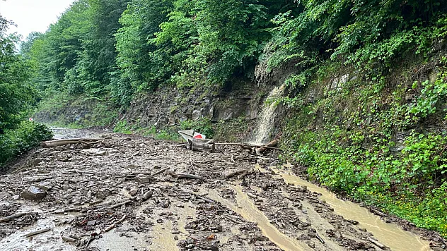 Samsun'da heyelan nedeniyle kapanan mahalle yolu yeniden ulaşıma açıldı