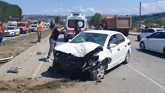 Samsun'da İki Otomobil Çarpıştı: 3 Yaralı