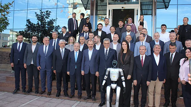 Samsun'da İnsansı Robot 'Fastman' Bakanı kapıda karşıladı