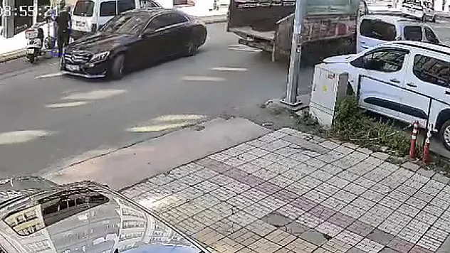 Samsun'da kamyonetin kasa kapağı direğe çarptı