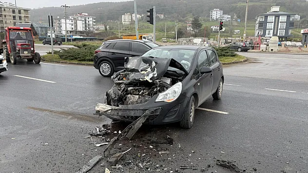 Samsun'da kavşakta korkutan kaza: 2 kişi yaralandı