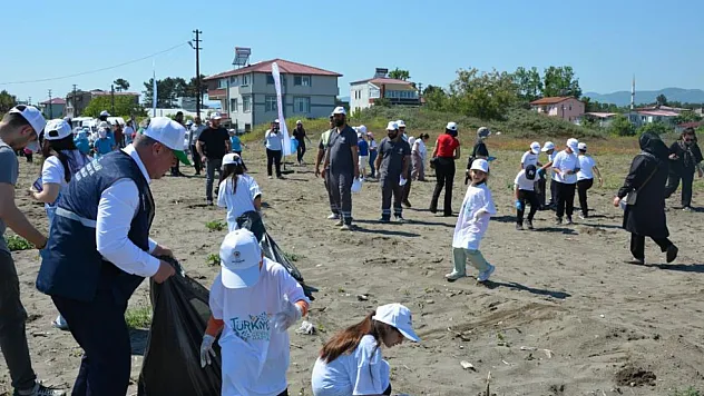 Samsun'da kıyılar temizlendi: Öğrencilerden denize çevre nöbeti