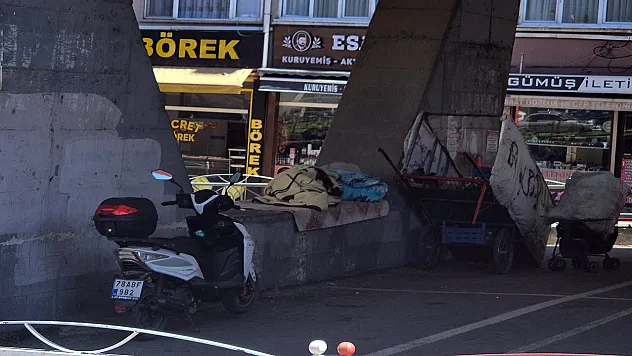 Samsun'da köprü altı ve banklardaki evsizler çevreyi rahatsız ediyor