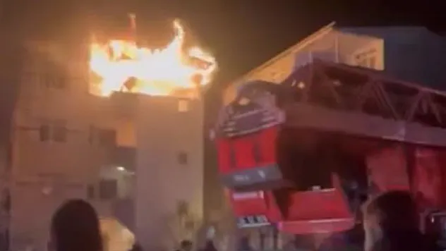 Samsun'da Korku Dolu Dakikalar: 4 Katlı Binanın Çatısı Alev Alev Yandı!