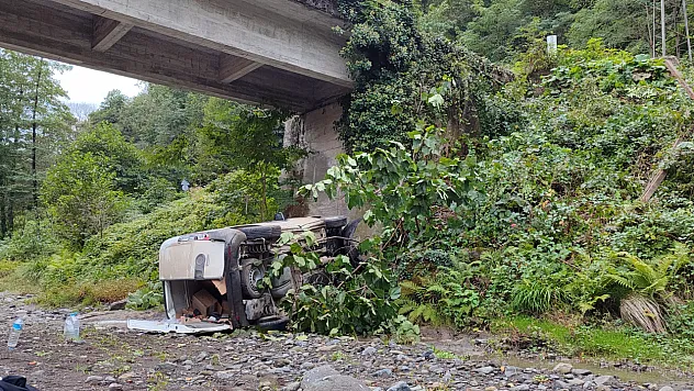 Samsun'da korkutan kaza : köprüden araç düştü