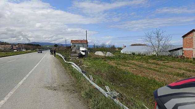 Samsun'da korkutan kaza: Tır bariyerleri aşıp tarlaya uçtu