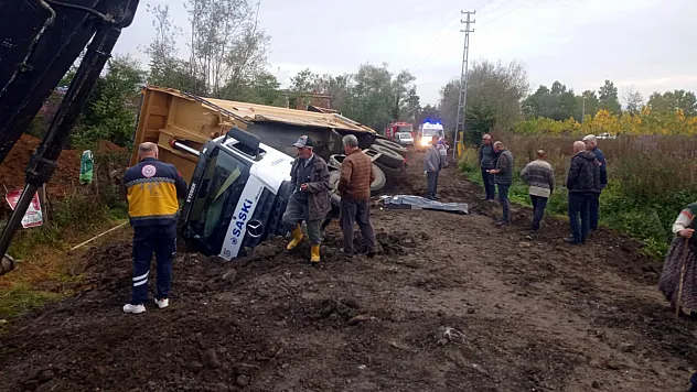 Samsun'da kum yüklü kamyon devrildi: Sürücü hayatını kaybetti