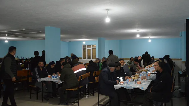 Samsun'da mahalle sakinleri iftarda bir araya geldi