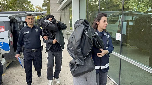 Samsun'da marketten yiyecek çalan çift yakalandı