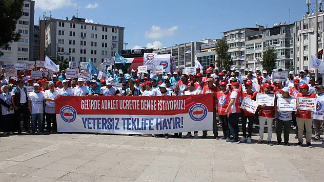 Samsun'da Memurlar Zam Teklifine Karşı Meydanda