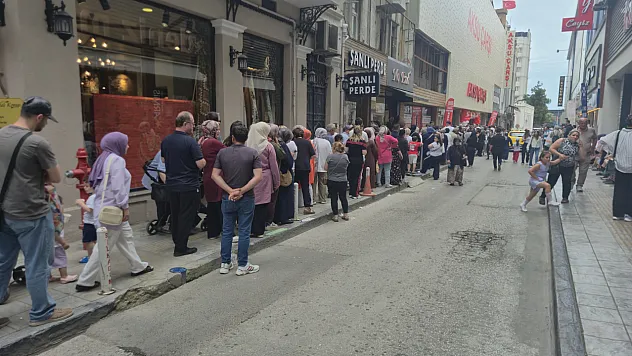 Samsun'da metrelerce çekiliş kuyruğu