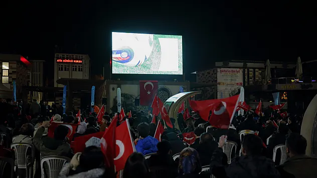 Samsun'da Kosova-Türkiye maçı dev ekranlardan izlendi