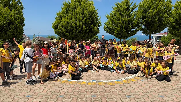 Samsun'da minik öğrencilerden yıl sonu ukulele konseri