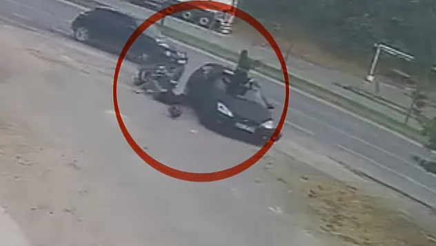 Samsun'da motosiklet otomobile çarptı! Feci kaza kamerada: 2 yaralı
