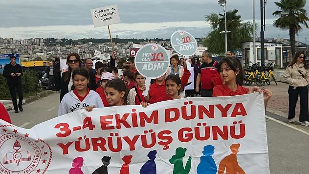 Samsun'da öğrenciler sağlıklı yaşam için yürüdü