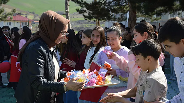 Samsun'da öğrencilere mendil içinde bayram harçlığı