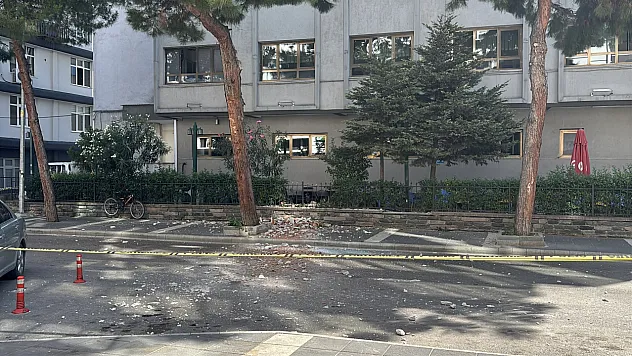Samsun'da öğretmenevinin duvarından kopan beton parçaları yolu trafiğe kapattı
