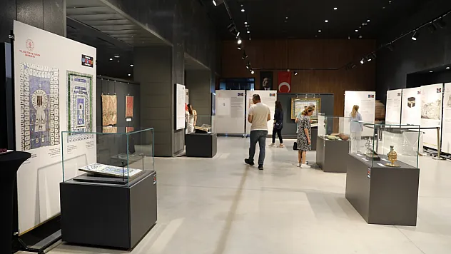 Samsun'da 'Osmanlı'nın Mukaddes Emanetleri' sergisi ziyaretçilerini ağırlıyor