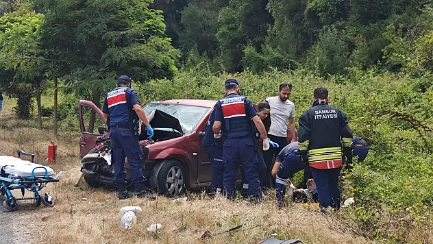Samsun'da otomobil hafriyat kamyonuna çarptı: 2 yaralı