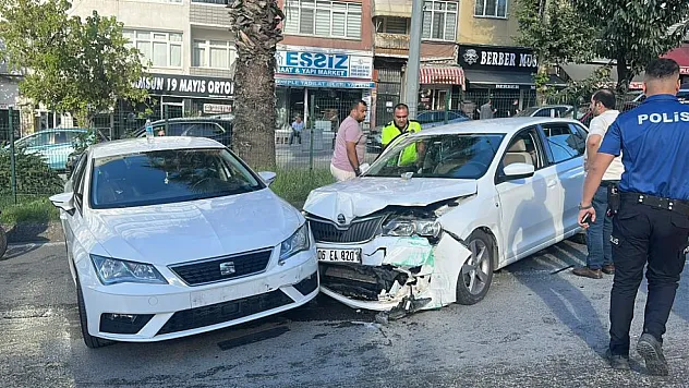 Samsun'da otomobil refüjü aşıp karşı şeride geçti