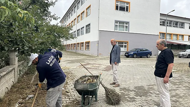 O ilçe genelinde temizlik çalışması başlatıldı