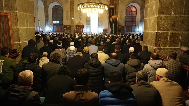 Samsun'da Ramazan bereketi: İlk teravih coşkuyla kılındı