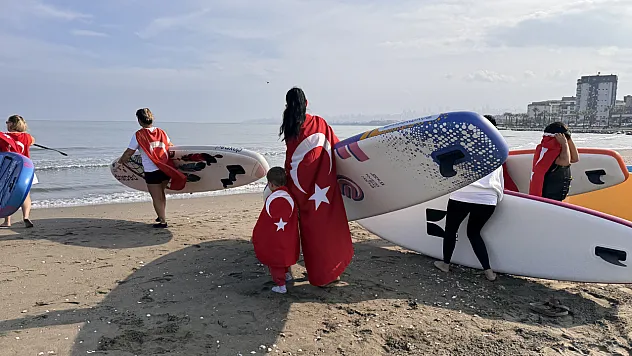 Samsun'da SUP sporcularından Karadeniz'de Cumhuriyet Bayramı kutlaması