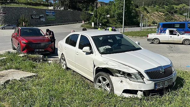 Samsun'da SUV ile otomobil çarpıştı: 2 yaralı