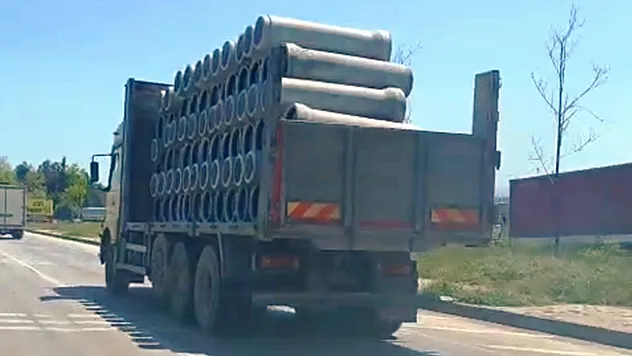Samsun'da tepki çeken görüntü: Beton boruları önlemsiz taşıdı