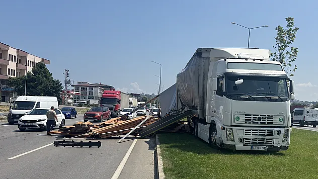 Samsun'da tırdan yola saçılan keresteler ulaşımı aksattı