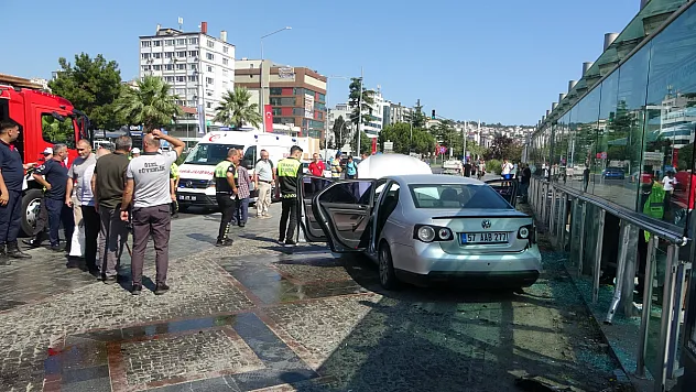 Samsun'da tramvay durağına araç çarptı: 3 yaralı