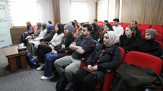 Samsun'da Yeşilay gönüllüsü gençlere eğitim