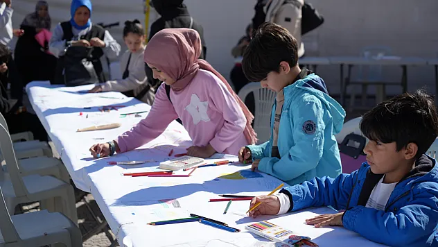 Samsun'da yüzlerce çocuk Gazze'deki çocuklar için resim yaptı