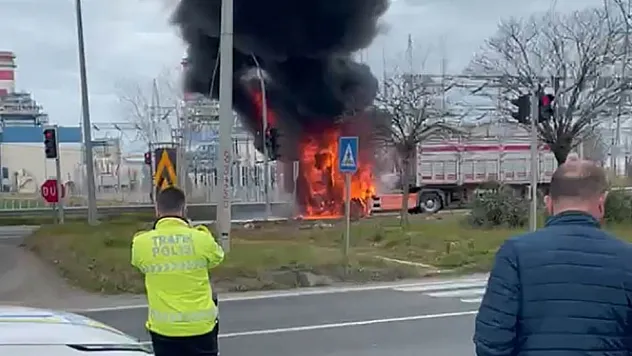 Samsun-Ordu karayolunda korkutan dakikalar: Seyir halindeki tır alev aldı