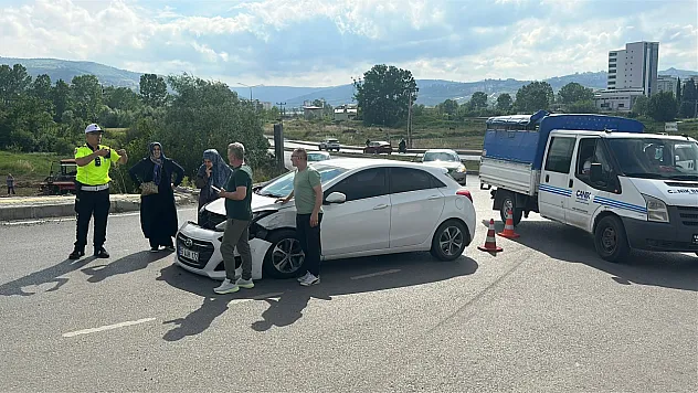 Samsun Şehir Hastanesi kavşağı'nda yine kaza: 2 sürücü yaralandı