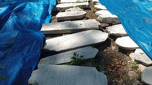 Samsun Seyyid Kutbiddin Mezarlığı'nda saklı tarih gün yüzüne çıkıyor: Tarihi mezar taşları korumaya alındı