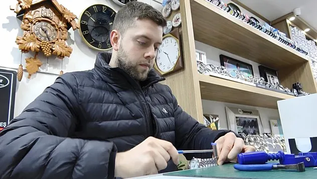 Samsun'un en genç saat tamircisi baba mesleğini devam ettiriyor