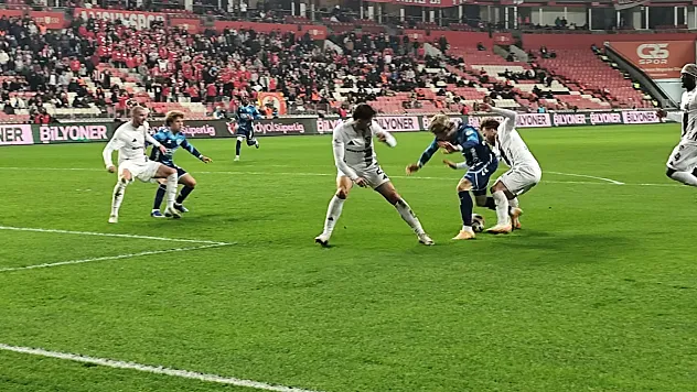 Samsunspor penaltı bekledi.. Hakem düdüğü çalmadı