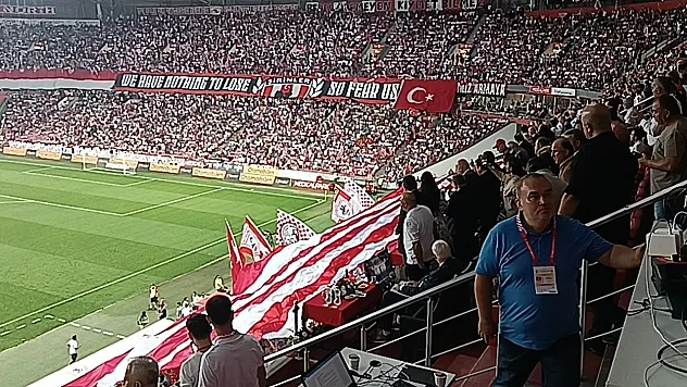 Samsunspor taraftarlarından dev bayrak sürprizi