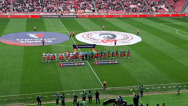 Samsunspor ve Konyaspor taraftarlarından karşılıklı 'Kardeşlik' tezahüratları yapılıyor!